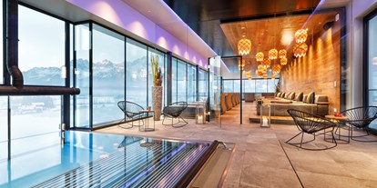 Hotels an der Piste - Pools: Außenpool beheizt - SkiStar St. Johann in Tirol - 18 Meter Pool mit Massageliegen - Hotel Penzinghof