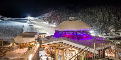 Hotels an der Piste - Hotel-Schwerpunkt: Skifahren & Ruhe - GOGOLA ALM Après Ski Bar
Jeden Dienstags Nachmittag und Donnerstags Abend LIVE Musik.
Wenn Sie Gast im Berghotel sind, brauchen Sie gar nicht lange zu suchen: DER Apres Ski Hotspot von Hochfügen – die legendäre GOGOLA ALM - befindet sich direkt am Hotel. Es bietet im Winter Platz für bis zu 200 Personen und verspricht während der Wintersaison täglich „Party pur". - Berghotel Hochfügen****