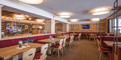 Hotels an der Piste - Kinder-/Übungshang - Mayrhofen (Mayrhofen) - GOGOLA ALM Restaurant
Im Winter täglich geöffnet. 
Das GOGOLA ALM Restaurant im urigen Ambiente mit 100 Sitzplätzen -direkt GEGENÜBER von der APRÉS SKI BAR- serviert TIROLER SCHMANKERL und internationale Gerichte für den schnellen Hunger.  
Eine neue überdachte Sonnenterrasse erwartet Sie zusätzlich hier in HOCHFÜGEN. - Berghotel Hochfügen****