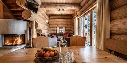 Hotels an der Piste - Parkplatz: kostenlos beim Hotel - Skiregion Hochkönig - Gemütlicher Wohnraum mit offenem Kamin - Premium Chalets Maria Alm