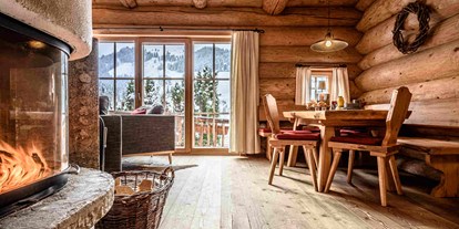 Hotels an der Piste - Hotel-Schwerpunkt: Skifahren & Tourengehen - Wagrain - Essecke mit Blick auf den Kamin - Premium Chalets Maria Alm