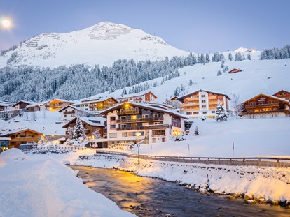 Hotels an der Piste - Hotel-Schwerpunkt: Skifahren & Wellness - Lech - Genießen Sie den Wintertraum in unserem schönen Dorf. Bei Tag oder bei Nacht genießen Sie die frische Bergluft bei einem Spaziergang durch das Dorf und die Spazierwege. - Hotel Anemone