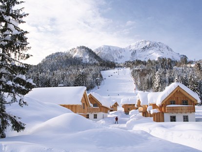Hotels an der Piste - Parkplatz: kostenlos beim Hotel - Steiermark - Hüttendorf im Winter - AlpenParks Aktiv & Natur Resort Hagan Lodge Altaussee