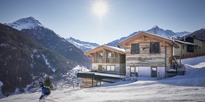 Hotels an der Piste - Hotel-Schwerpunkt: Skifahren & Party - Brenner - Außenansicht mit Skipiste - The Peak Sölden