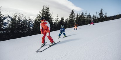 Hotels an der Piste - Ladestation Elektroauto - Mittersill - Kinder im Skikurs mit Skilehrer - Hotel Sonnblick