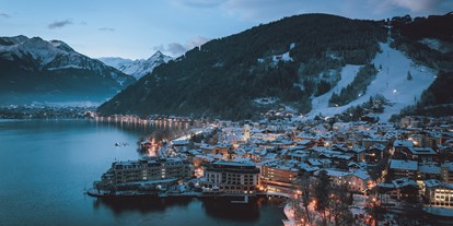 Hotels an der Piste - Skiraum: videoüberwacht - Gletscherskigebiet Kitzsteinhorn - Abendlicher Ausblick auf die Stadt Zell am See - Hotel Sonnblick