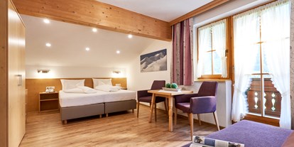Hotels an der Piste - Wellnessbereich - St. Anton am Arlberg - Dreibettzimmer - Hotel Garni Landhaus Strolz