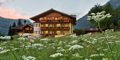 Hotels an der Piste - Wellnessbereich - Dorfgastein - Das Untermüllnergut im Sommer - Landhotel Untermüllnergut