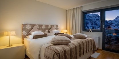 Hotels an der Piste - Klassifizierung: 4 Sterne S - Galtür - Doppelzimmer mit Balkon zur Südseite - mit Blick über den Rüfikopf und den Omesberg - Hotel Bergkristall