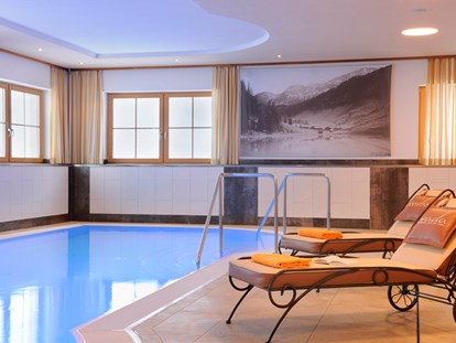 Hotels an der Piste - Pools: Innenpool - Filzmoos (Filzmoos) - Schwimmbad mit Gegenstrom - **** Hotel Alpenrose Zauchensee