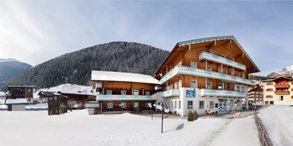 Hotels an der Piste - Hotel-Schwerpunkt: Skifahren & Familie - Lienz (Lienz) - Der Jenshof mit dem Haus Figol im Hintergrund. - SCOL Sporthotel Großglockner