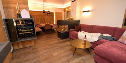 Hotels an der Piste - geführte Skitouren - Alpbach - Deluxe Suite Goldreh Wohnzimmer mit offenem Kamin - Chalets & Apartments Wachterhof