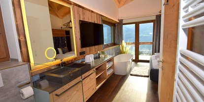 Hotels an der Piste - Hotel-Schwerpunkt: Skifahren & Familie - Itter - Schlafzimmer mit offenem Badezimmer - Chalets & Apartments Wachterhof