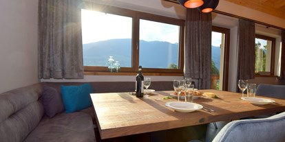 Hotels an der Piste - Suite mit offenem Kamin - Tirol - Wohnzimmer - Chalets & Apartments Wachterhof