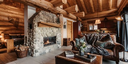 Hotels an der Piste - geführte Skitouren - Wohnzimmer Silver Wolf - WoodRidge Luxury Chalets
