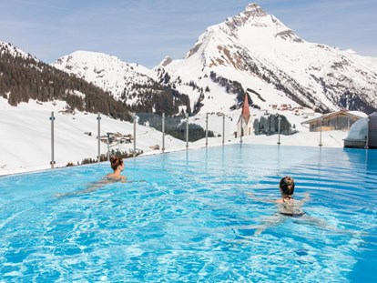 Hotels an der Piste - Pools: Infinity Pool - Oberstdorf - AlpenParks Hotel & Apartment Arlberg