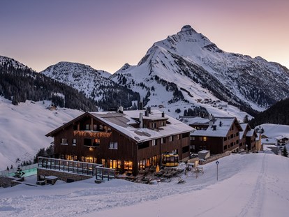 Hotels an der Piste - Parkplatz: gebührenpflichtig in Gehweite - Faschina - AlpenParks Hotel & Apartment Arlberg
