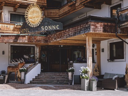 Hotels an der Piste - Verpflegung: alkoholfreie Getränke ganztags inklusive - Oberndorf in Tirol - Eingangsbereich - ALL INCLUSIVE Hotel DIE SONNE
