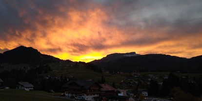 Hotels an der Piste - Trockenraum - Zöblen - Sonnenuntergang mit Blick ins Schwarzwassertal - Almhof Rupp - das Genießerhotel