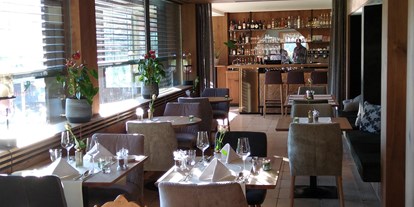 Hotels an der Piste - Trockenraum - Zöblen - Restaurant "Ausblick 83" mit Blick auf die Hotelbar - Almhof Rupp - das Genießerhotel