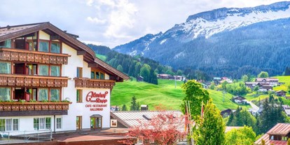 Hotels an der Piste - Skiraum: videoüberwacht - Oberstdorf - Ansicht Eingangsseite8Ost) mit Ifen - Almhof Rupp - das Genießerhotel