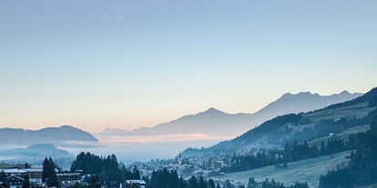 Hotels an der Piste - Skiraum: versperrbar - Bad Hindelang - Blick aus dem Tal im Winter Richtung Allgäu - Almhof Rupp - das Genießerhotel