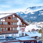 Skihotel - Ansicht Hotel Eingangsseite(Ost) mit Ifen im Hintergrund - Almhof Rupp - das Genießerhotel