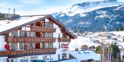 Hotels an der Piste - Klassifizierung: 4 Sterne - Skigebiet Oberstdorf Kleinwalsertal - Ansicht Hotel Eingangsseite(Ost) mit Ifen im Hintergrund - Almhof Rupp - das Genießerhotel