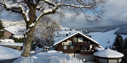 Hotels an der Piste - Rodeln - Feldberg - Panorama Lodge Sonnenalm mit Blick zur Fatima Kapelle - Panorama Lodge Sonnenalm Hochschwarzwald