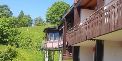 Hotels an der Piste - Kinder-/Übungshang - Vorderseite (Südseite) Panorama Lodge Sonnenalm mit Blick zum Horn - Panorama Lodge Sonnenalm Hochschwarzwald