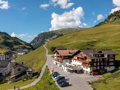 Hotels an der Piste - Sauna - Damüls - Lage im Sommer - direkt an den Wanderwegen im Wandergebiet - Hotel Enzian