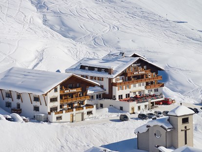 Hotels an der Piste - Faschina - Lage im Winter - skis on and go
Direk an der Skipiste - Hotel Enzian