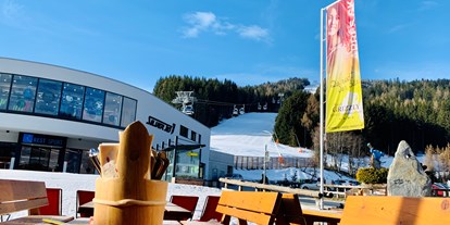 Hotels an der Piste - barrierefrei - Katschberghöhe - Sonnenterrasse mit Pistenblick - Grizzly Sport & Motorrad Resort
