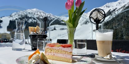 Hotels an der Piste - geführte Skitouren - Alpbach - Terrasse - ****Hotel Almhof