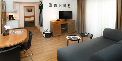 Hotels an der Piste - Skiraum: Skispinde - Mittersill - Wohnzimmer mit Blick zu Küche und Kinderzimmer - The RESI Apartments "mit Mehrwert"