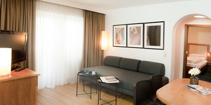 Hotels an der Piste - Skiraum: Skispinde - Mittersill - Wohnzimmer mit Blick ins Schlafzimmer - The RESI Apartments "mit Mehrwert"