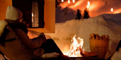 Hotels an der Piste - Preisniveau: moderat - Oberndorf in Tirol - Abendliche Winterromantik bei Glühwein und Feuerschale an der Rückseite des Hauses - The RESI Apartments "mit Mehrwert"