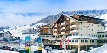 Hotels an der Piste - Pools: Innenpool - Tiroler Oberland - Aussenansicht Winter - Das Hotel liegt direkt neben der Seilbahnstation und Skipiste in Ladis. - Romantik & Spa Alpen-Herz