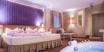 Hotels an der Piste - Suite mit offenem Kamin - Themen-Zimmer Stern - Romantik & Spa Alpen-Herz