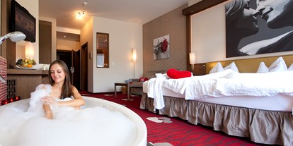 Hotels an der Piste - Suite mit offenem Kamin - Themen-Zimmer Kuss - Romantik & Spa Alpen-Herz