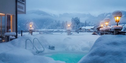 Hotels an der Piste - Preisniveau: gehoben - Jerzens - Outdoor Whirlpool im Winter - Romantik & Spa Alpen-Herz