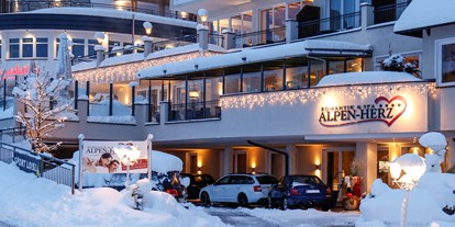 Hotels an der Piste - Suite mit offenem Kamin - Hoteleingang - Romantik & Spa Alpen-Herz