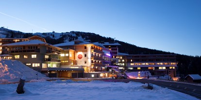 Hotels an der Piste - Skiverleih - Kärnten - Hotel Nassfeld Ansicht im Winter von außen - Hotel Nassfeld