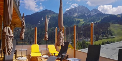 Hotels an der Piste - Klassifizierung: 4 Sterne - Skigebiet Nassfeld - Hotel Nassfeld Terrasse Sommer Blick Gartnerkofel - Hotel Nassfeld