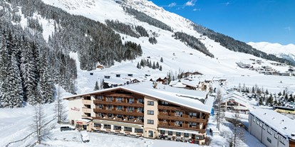 Hotels an der Piste - Kinder-/Übungshang - Skigebiet Hintertuxer Gletscher - Außenansicht Winter - Rückseite - Hotel Der Rindererhof