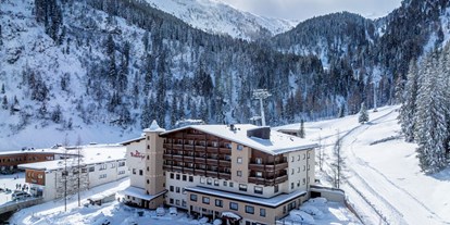 Hotels an der Piste - Kinder-/Übungshang - Skigebiet Hintertuxer Gletscher - Außenansicht Winter - Vorderseite - Hotel Der Rindererhof