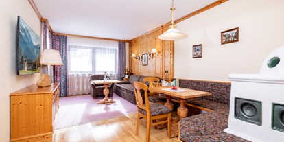 Hotels an der Piste - Hotel-Schwerpunkt: Skifahren & Kulinarik - Tirol - Wohnbereich Alpen Suite 50m² - Hotel Der Rindererhof