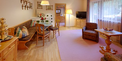 Hotels an der Piste - Hotel-Schwerpunkt: Skifahren & Kulinarik - Tirol - Wohnbereich Alpen Suite 55m² - Hotel Der Rindererhof