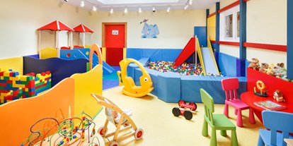 Hotels an der Piste - Kinder-/Übungshang - Skigebiet Katschberg - Kinderspielraum - Familienhotel Hinteregger
