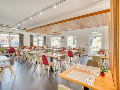 Hotels an der Piste - Skikurs direkt beim Hotel: für Kinder - Restaurant - COOEE alpin Hotel Kitzbüheler Alpen